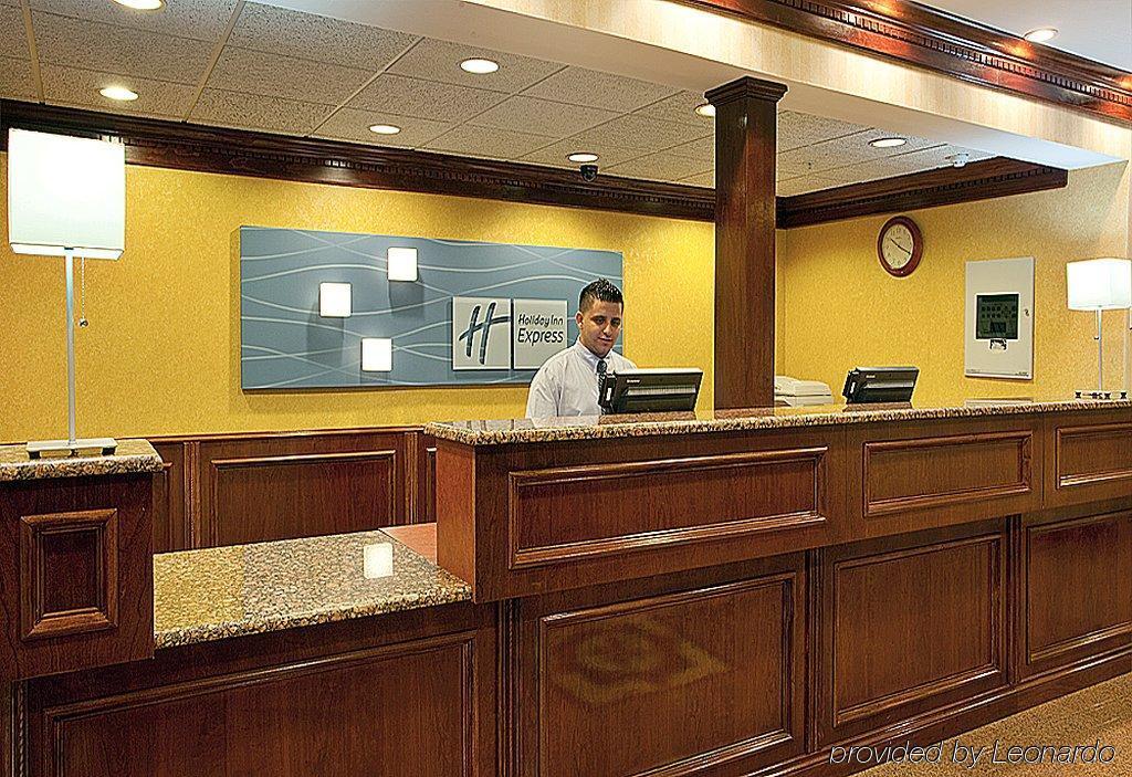Holiday Inn Express Wixom By Ihg Интерьер фото