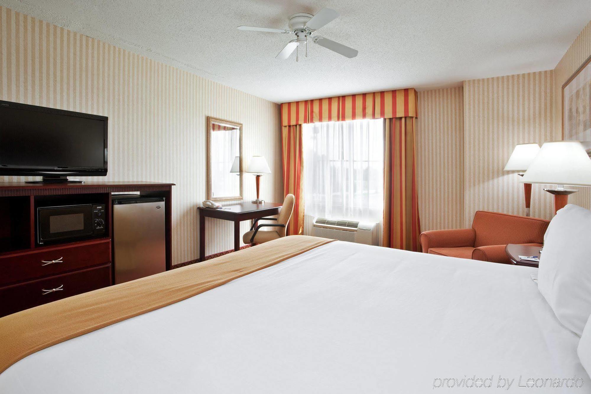 Holiday Inn Express Wixom By Ihg Номер фото