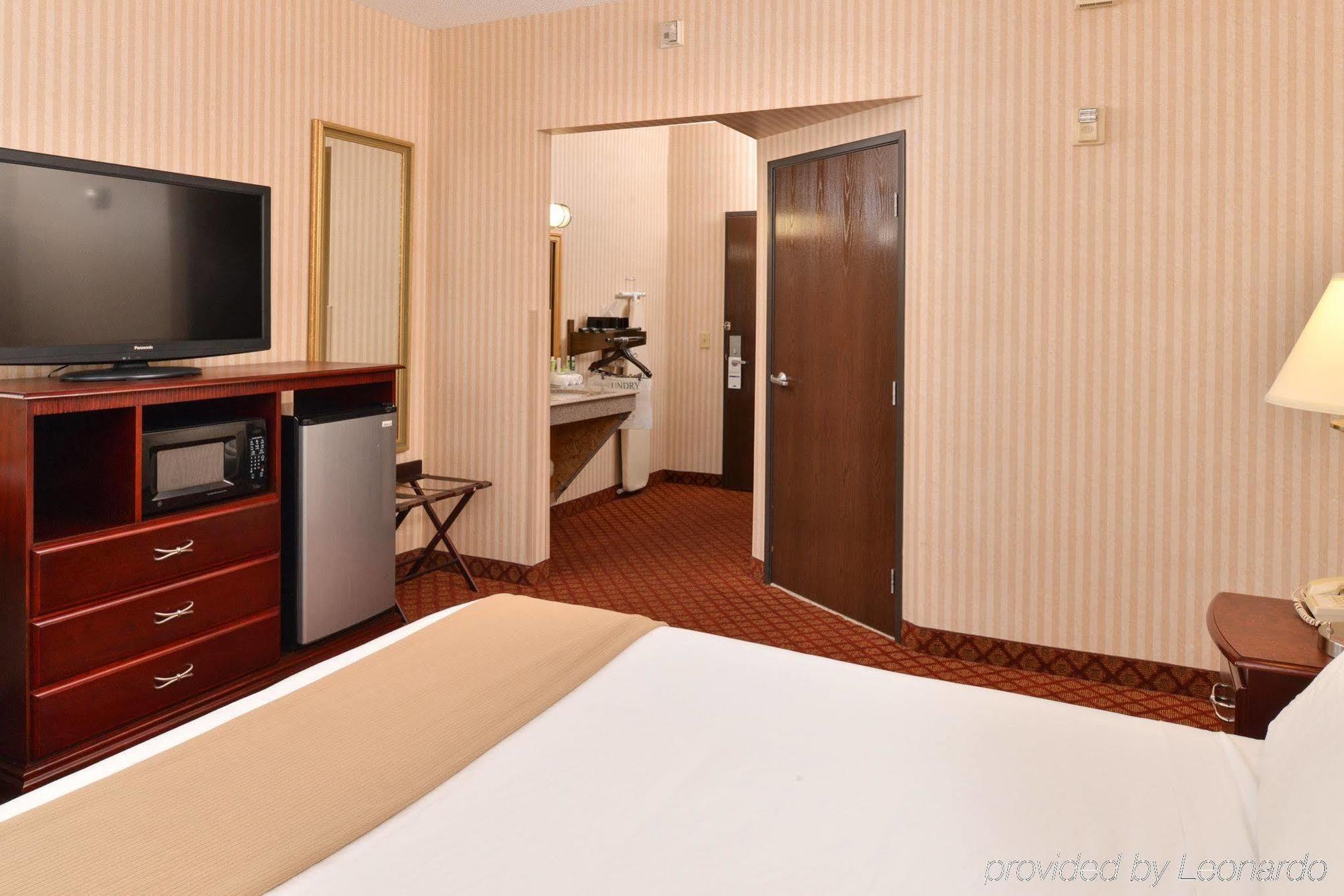 Holiday Inn Express Wixom By Ihg Экстерьер фото